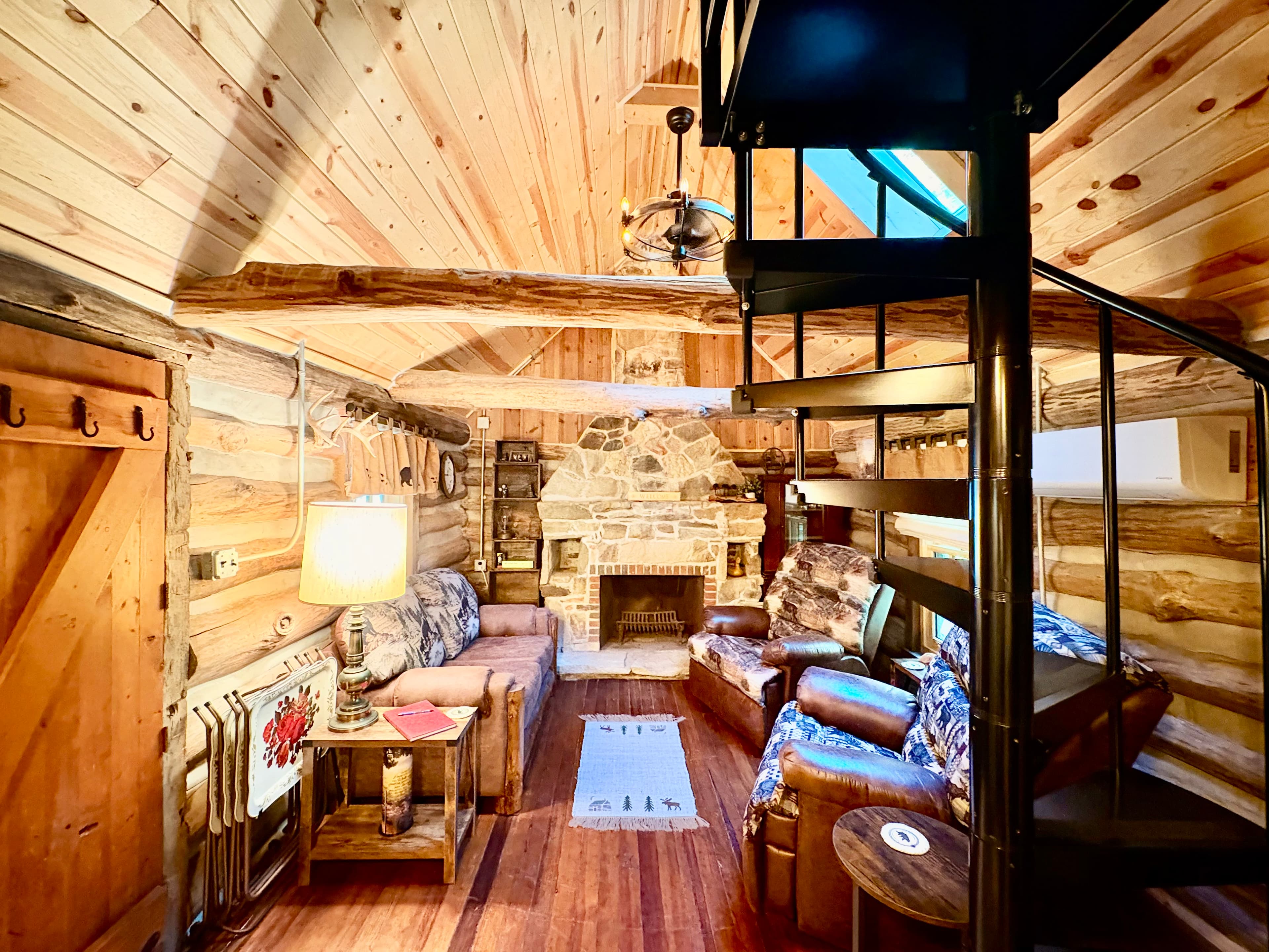Hogback Log Cabin, property photograph 3